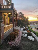 Vineyard Mansion & Carriage House Bed & Breakfast