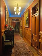 Vineyard Mansion & Carriage House Bed & Breakfast