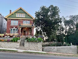 Vineyard Mansion & Carriage House Bed & Breakfast