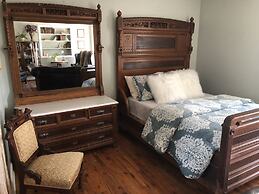 Vineyard Mansion & Carriage House Bed & Breakfast