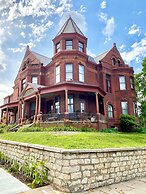 Vineyard Mansion & Carriage House Bed & Breakfast