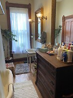 Vineyard Mansion & Carriage House Bed & Breakfast