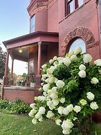 Vineyard Mansion & Carriage House Bed & Breakfast