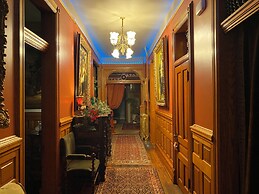 Vineyard Mansion & Carriage House Bed & Breakfast