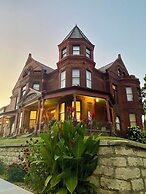 Vineyard Mansion & Carriage House Bed & Breakfast