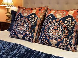 Vineyard Mansion & Carriage House Bed & Breakfast