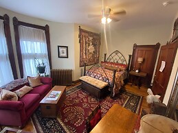 Vineyard Mansion & Carriage House Bed & Breakfast