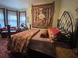 Vineyard Mansion & Carriage House Bed & Breakfast