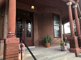 Vineyard Mansion & Carriage House Bed & Breakfast