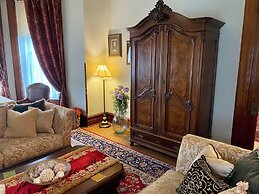 Vineyard Mansion & Carriage House Bed & Breakfast