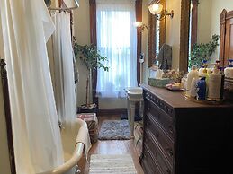 Vineyard Mansion & Carriage House Bed & Breakfast