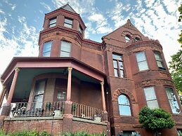 Vineyard Mansion & Carriage House Bed & Breakfast