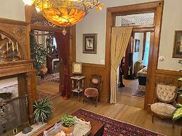 Vineyard Mansion & Carriage House Bed & Breakfast