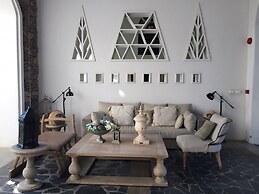 The Che Pool Access Beachfront Condo by Away