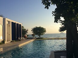 The Che Pool Access Beachfront Condo by Away