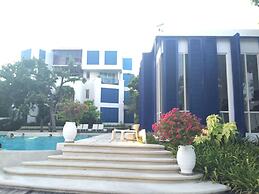 The Che Pool Access Beachfront Condo by Away