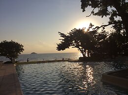 The Che Pool Access Beachfront Condo by Away