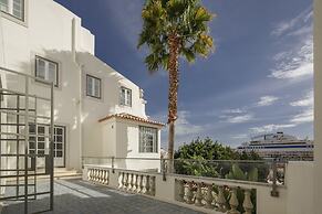 Castelo Apartments by linc