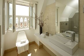 Castelo Apartments by linc