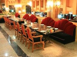 13 Coins Ngamwongwan Hotel