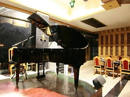 13 Coins Ngamwongwan Hotel