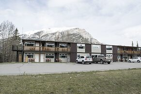 Yamnuska Suites