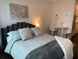 Lavish Suites - Luxury One Bedroom Condo