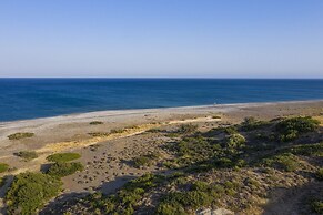 Live by the sea at House Almyra