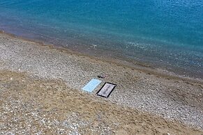 Live by the sea at House Almyra