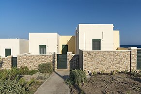 Live by the sea at House Almyra