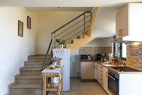 Live by the sea at House Almyra