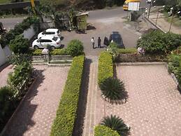 Samruddhi and Shree Inn Lodge