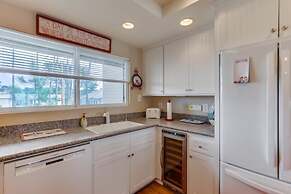 Work-Friendly Oceanfront Condo with Pool and Spa Access SURF25 by RedA