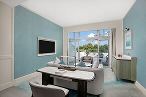 Xiamen International Seaside Hotel (hotel corridor leads to the stone 