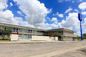 Motel 6 Kingsville, TX