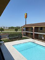 Super 8 by Wyndham Midwest City OK