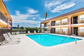 Super 8 by Wyndham Midwest City OK