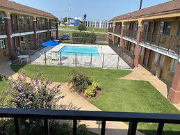 Super 8 by Wyndham Midwest City OK