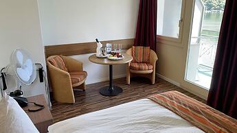 Tresa Bay Hotel