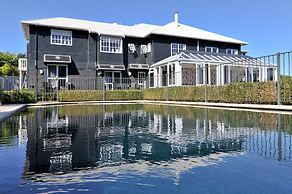 Black Swan Lakeside Boutique Hotel