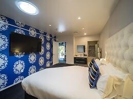 Black Swan Lakeside Boutique Hotel