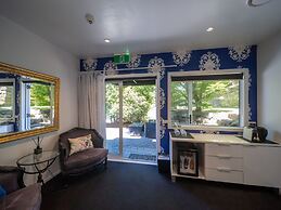 Black Swan Lakeside Boutique Hotel