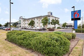Motel 6 Brampton, ON - Toronto