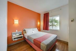 Motel 6 Brampton, ON - Toronto