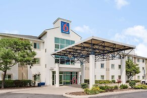 Motel 6 Brampton, ON - Toronto