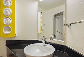 Motel 6 Whitby, ON - Toronto East