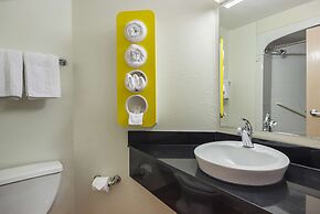 Motel 6 Whitby, ON - Toronto East