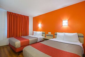 Motel 6 Whitby, ON - Toronto East