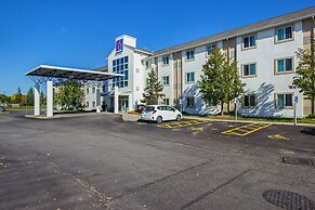 Motel 6 Whitby, ON - Toronto East