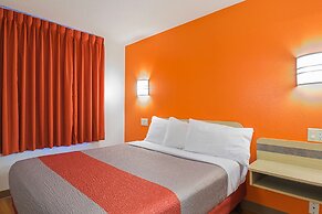 Motel 6 Whitby, ON - Toronto East